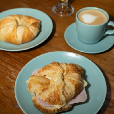 Croissant mixto y café