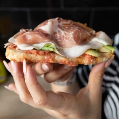 Barrita con tomate, jamón serrano y café