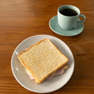 Sándwich mixto y café