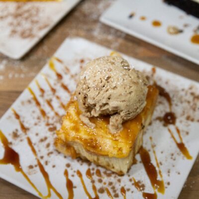 Torrija caramelizada con helado